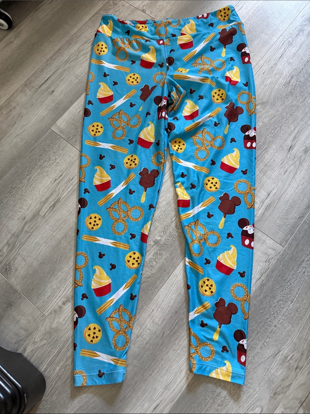 Disney World treats leggings size large